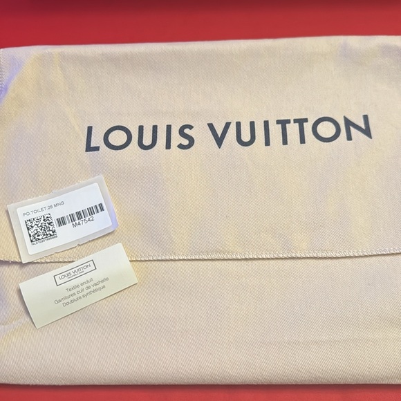 Amazing classic Louis Vuitton Monogram Toiletry Pouch 26 New in original box 📦 - Picture 8 of 10
